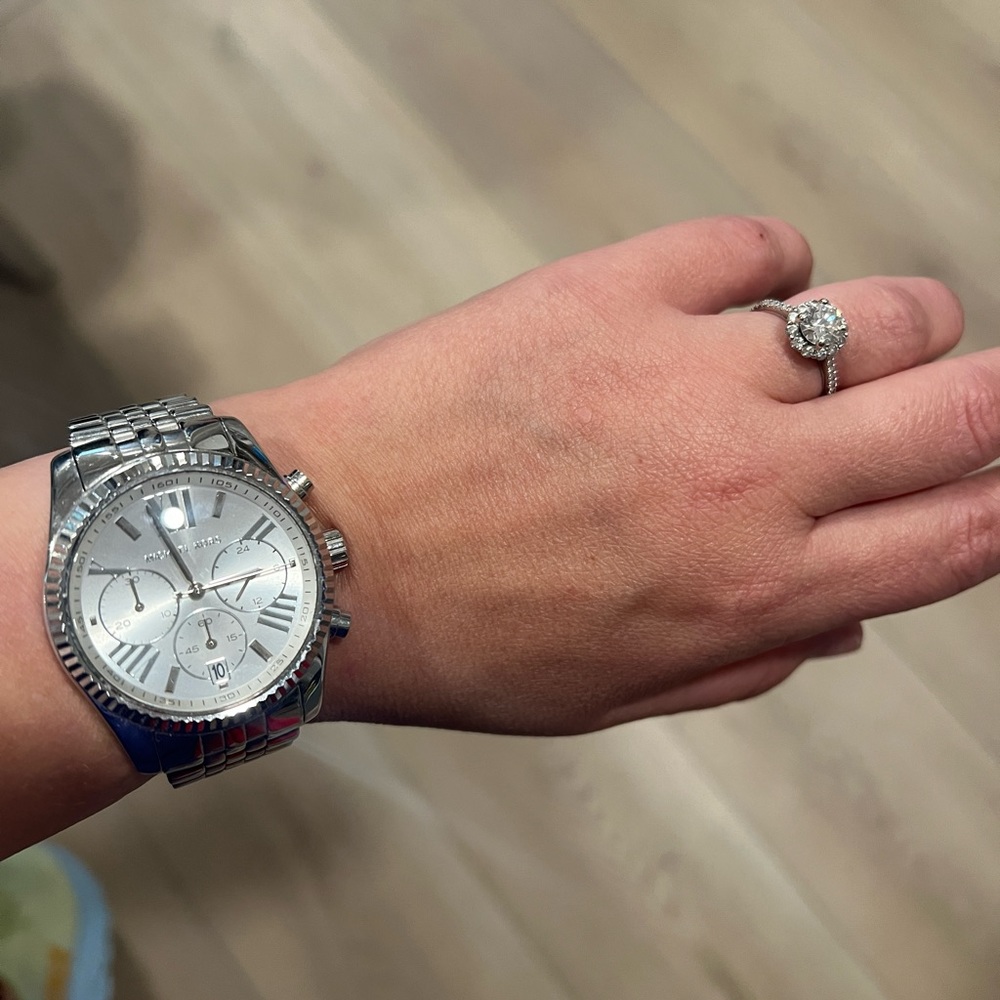 Michael Kors Watch.  Great condition no scratches. Needs battery